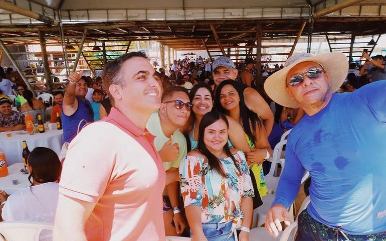 Pilar homenageia servidor com festa na Praia do Gunga