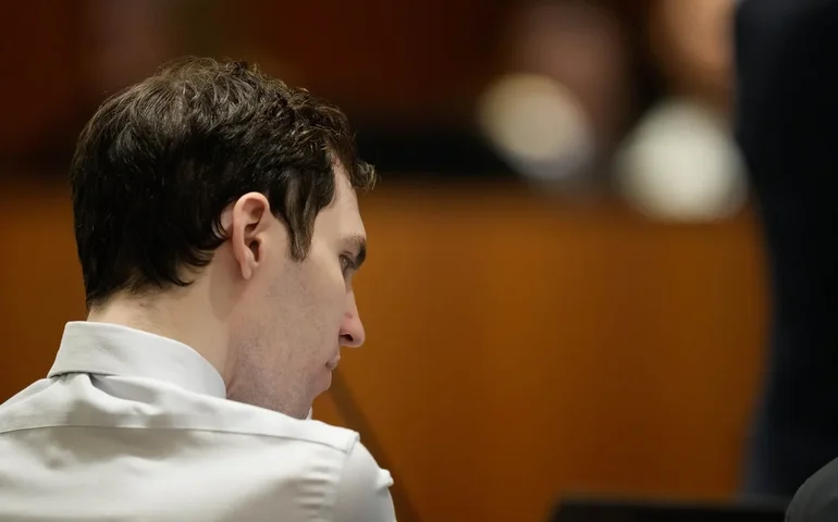 Advogados do homem acusado de matar Charlie Kirk tentam impedir que a promotoria peça a pena de morte.