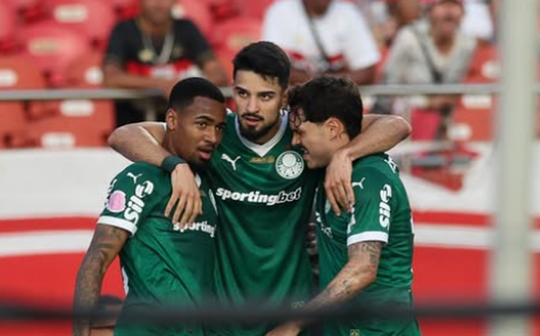 Palmeiras cresce na hora decisiva e assume liderança do Brasileirão com bom futebol