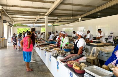 Consumidores movimentam Centro Pesqueiro à procura por peixes e frutos do mar