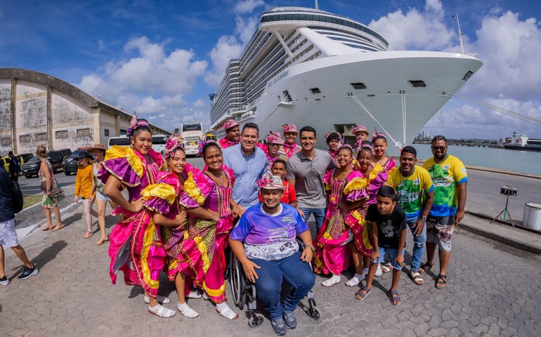 Prefeito JHC recepciona passageiros do maior cruzeiro a navegar pelo Brasil