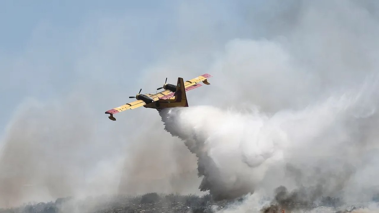 Bombeiros apontam melhora em incêndios florestais na Grécia, mas mantêm alerta