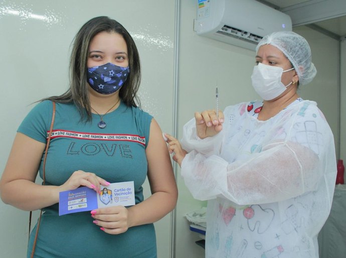 Secretaria de Saúde de Penedo vacina jovens a partir de 22 anos contra Covid-19