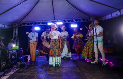 Prefeita Tia Júlia comparece à festa no Quilombo Tabacaria e celebra início de pesquisa para processo de tombamento do local