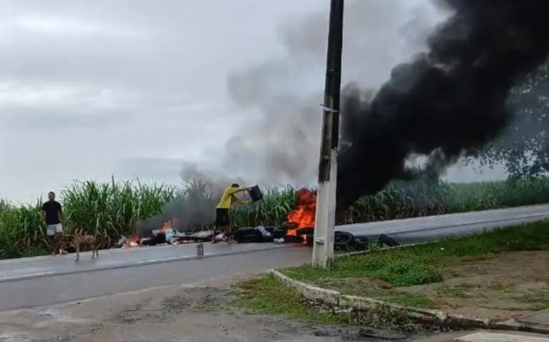 Moradores de Pilar protestam e bloqueiam a BR‑316 após mais de 15 dias sem água