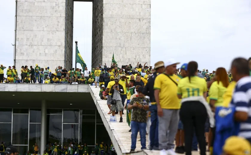'Abraço da democracia' e devolução de obras históricas marcam evento sobre 8 de janeiro
