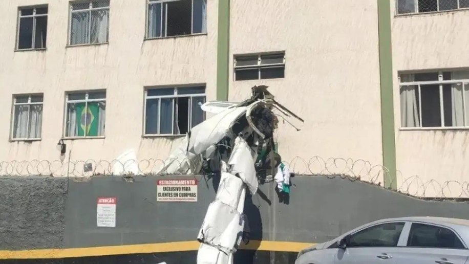 Avião bimotor cai e bate em prédio em Belo Horizonte