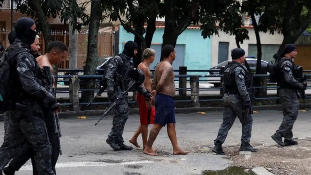 Pelo menos 33 dos 113 presos na operação do Alemão e Penha são de outros estados, segundo Curi