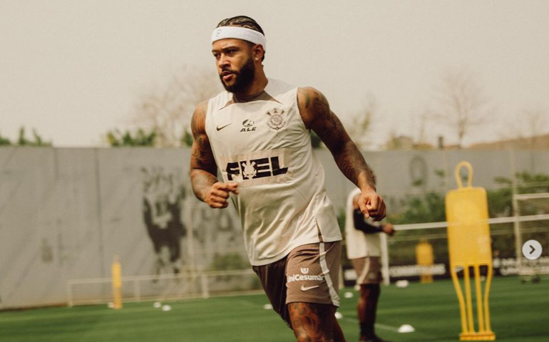 Bastidores da estreia de Memphis Depay no Corinthians têm relação com elenco e festa da torcida