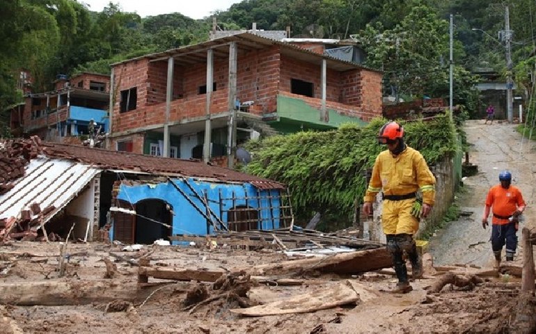 Justiça de SP autoriza remoção forçada de moradores de área de risco do litoral