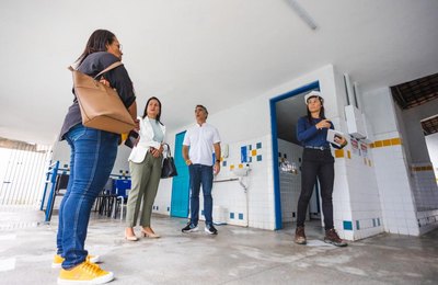 Secretária Roseane Vasconcelos visita escola afetada pelas chuvas em São Miguel dos Campos