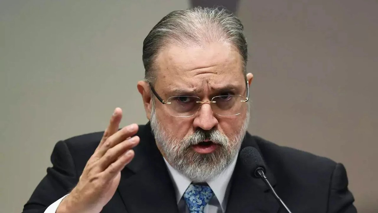 Aras parte para cima de colega em sessão do Conselho do Ministério Público