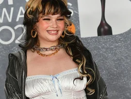 Rock in Rio: Lola Young se emociona em show poderoso após pausa por saúde mental