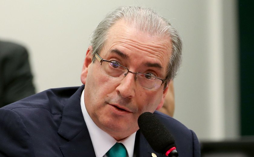 Mídia: Eduardo Cunha pediu a Mauro Cid que acionasse Bolsonaro para interceder a seu favor
