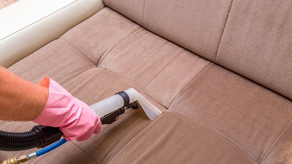 Limpeza de sofás em prédios: cuidados e riscos