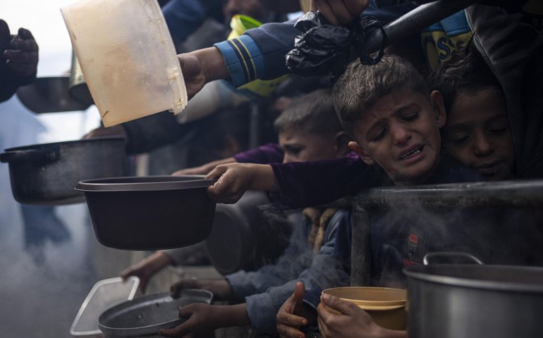 Ataque israelense contra pessoas que aguardavam ajuda em Gaza deixa 20 mortos, diz mídia