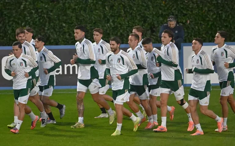 Com grupo reduzido, Itália inicia preparação para jogo da repescagem