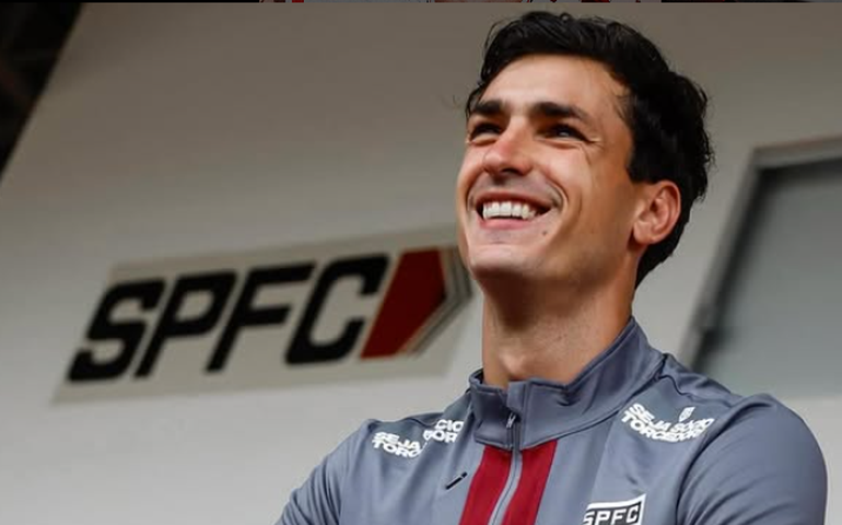 Dinenno veste camisa do São Paulo e esbanja otimismo: 'Preparado para representar em campo'