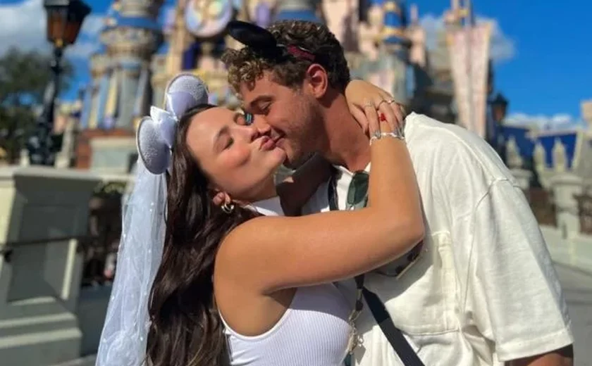 Larissa Manoela repete meme e leva noivo à Disney: “Podem falar”
