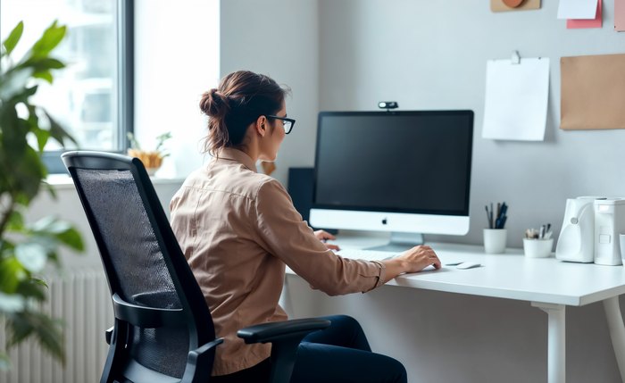 Trabalho remoto exige mais atenção à postura e mobiliário adequado