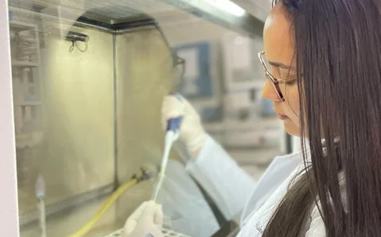 Bactéria resistente a medicamentos avança fora de hospitais em SP, revela estudo