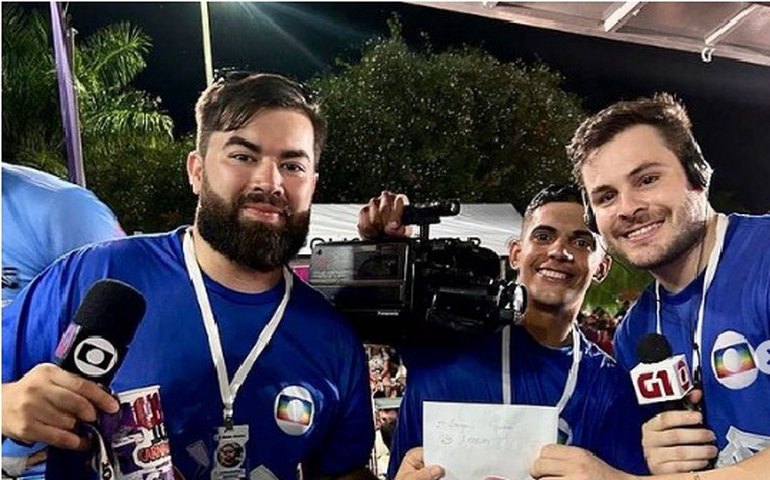 Amigos se fantasiam de repórteres da Globo e entrevistam foliões