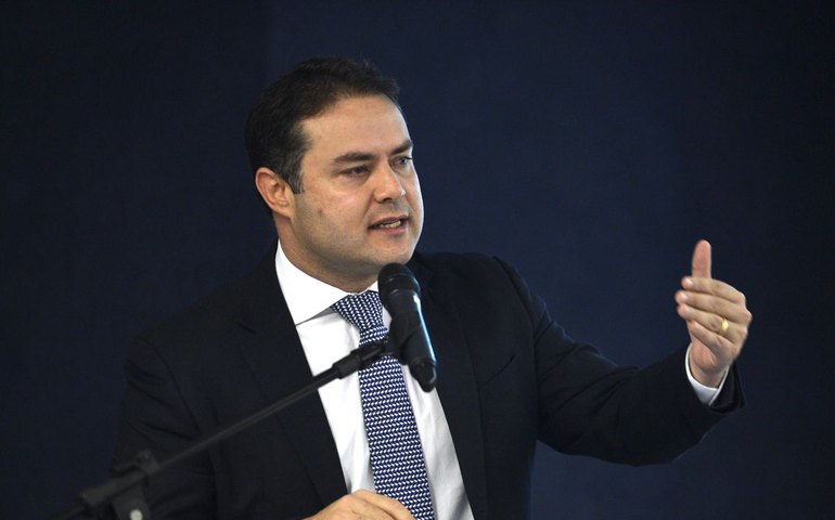 Governador anuncia rateio de recursos do Fundeb para 12 mil professores e monitores