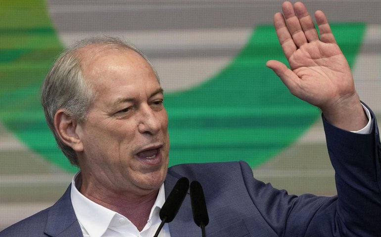 Aécio convida Ciro Gomes para disputar Presidência pelo PSDB em 2026