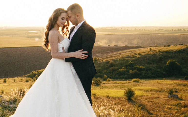 Plataformas ajudam casais do pedido de noivado ao casamento