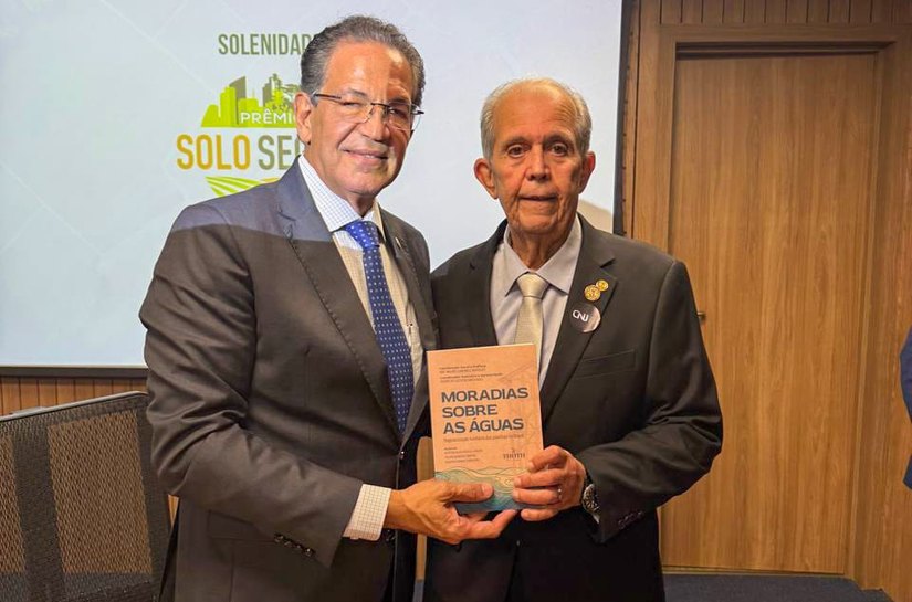 Corregedor prestigia lançamento de livro sobre regularização fundiária de palafitas