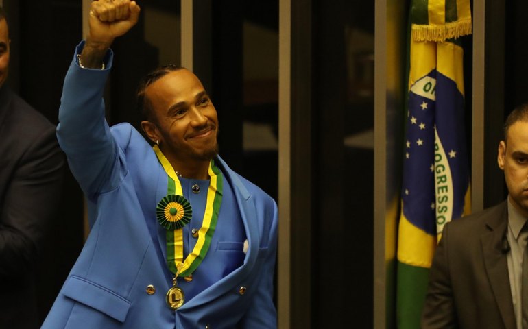 No Congresso tomado por fãs, Hamilton se torna cidadão honorário brasileiro