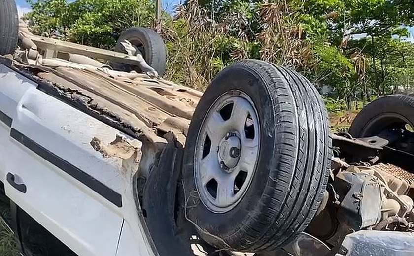 Carro capota e motorista fica ferido ﻿na curva que dá acesso à Ponte Divaldo Suruagy