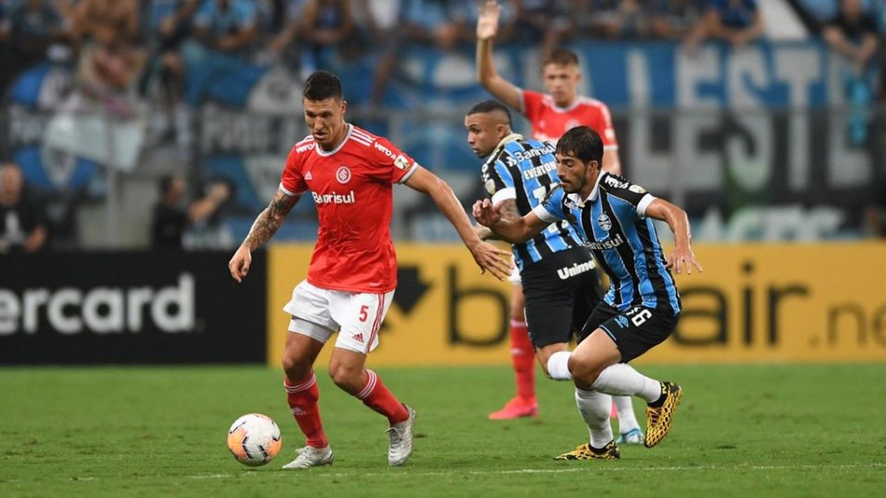 Internacional e Grêmio se enfrentam em uma das maiores crises do futebol gaúcho