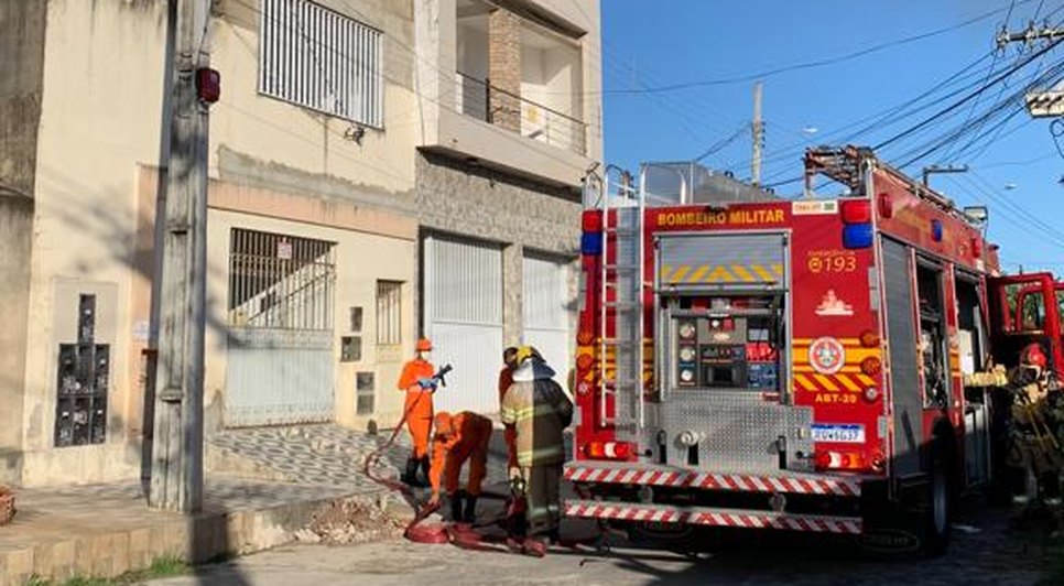 Casa pega fogo na Zona Norte de Aracaju / Foto: Foto: CBM/SE