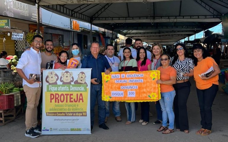 Cras Cidade Sorriso leva campanha Maio Laranja à feira do Benedito Bentes