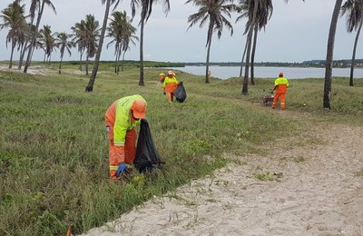 Prefeitura de Maceió intensifica serviços de limpeza na praia do Pontal da Barra
