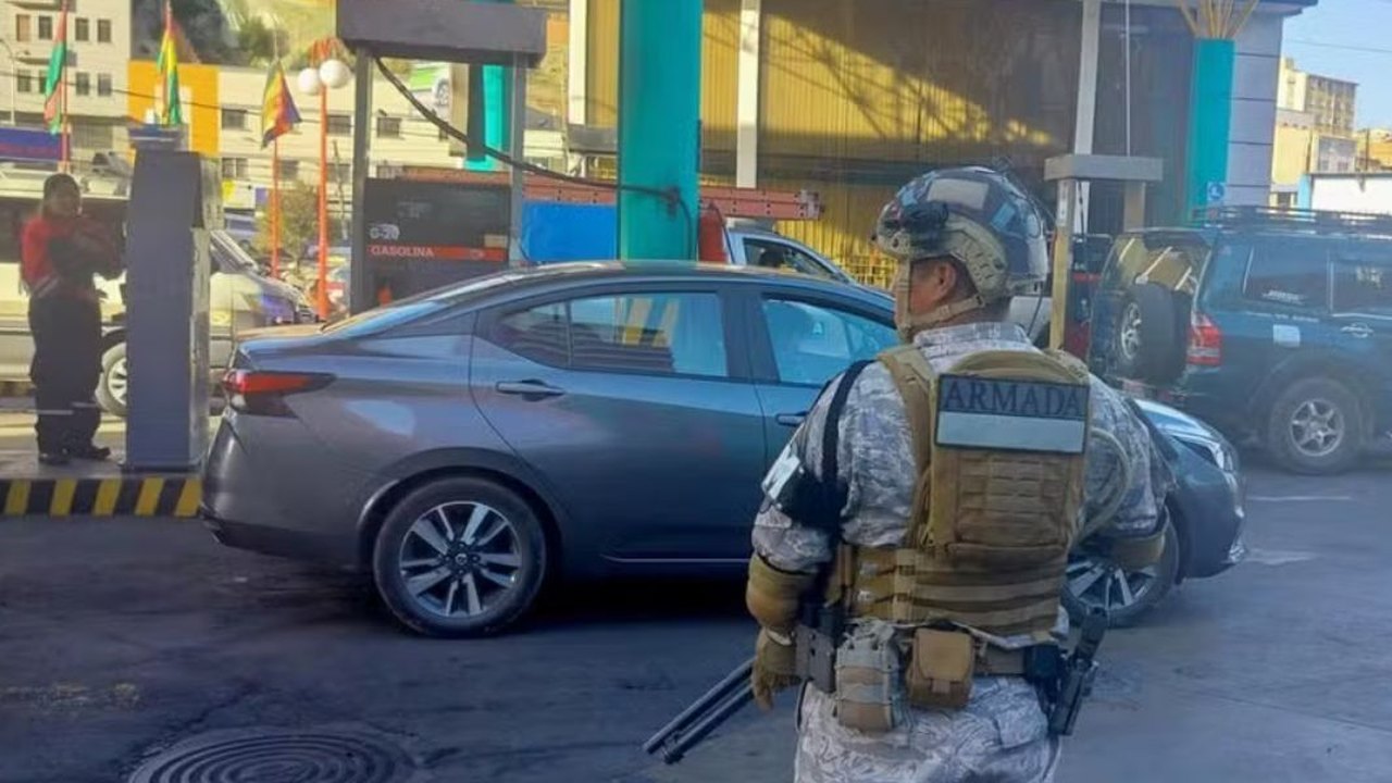 Bolívia envia soldados a postos de gasolina para combater contrabando