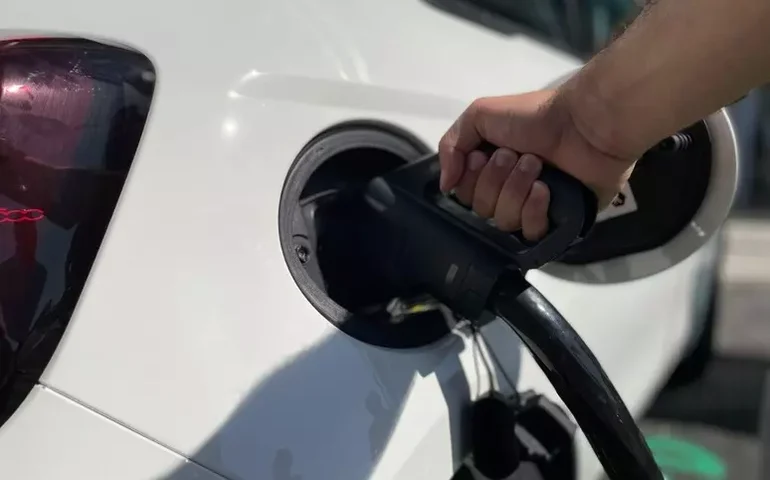 UE cede a pressões e recua de meta de banir carros a combustão em 2035