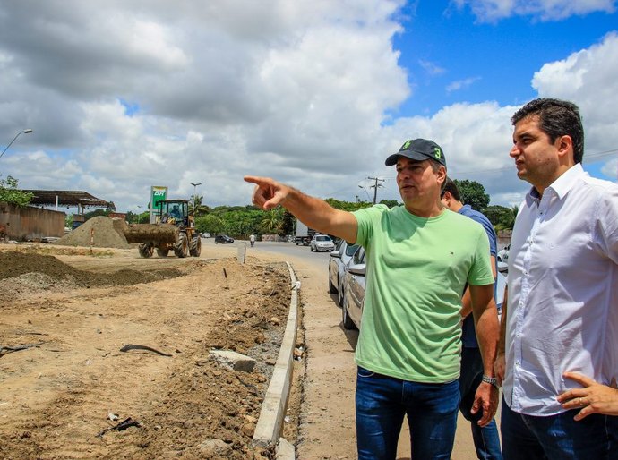 Prefeito Rui Palmeira vistoria obras de reurbanização na rodovia BR-316
