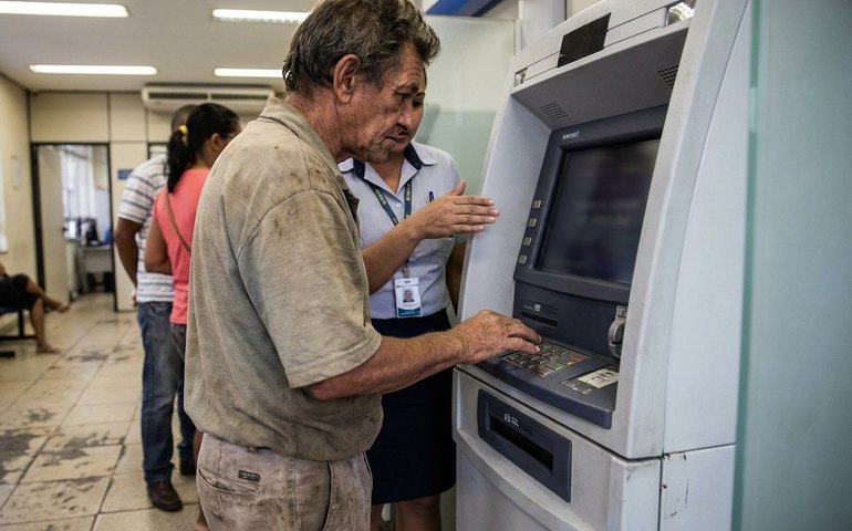 Cartão e senha não bastam: STJ anula empréstimos feitos por pessoa analfabeta em caixa eletrônico