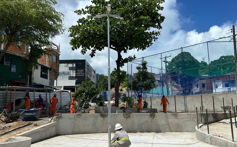 Praça do Bolão recebe nova iluminação em LED pelo Brota na Grota
