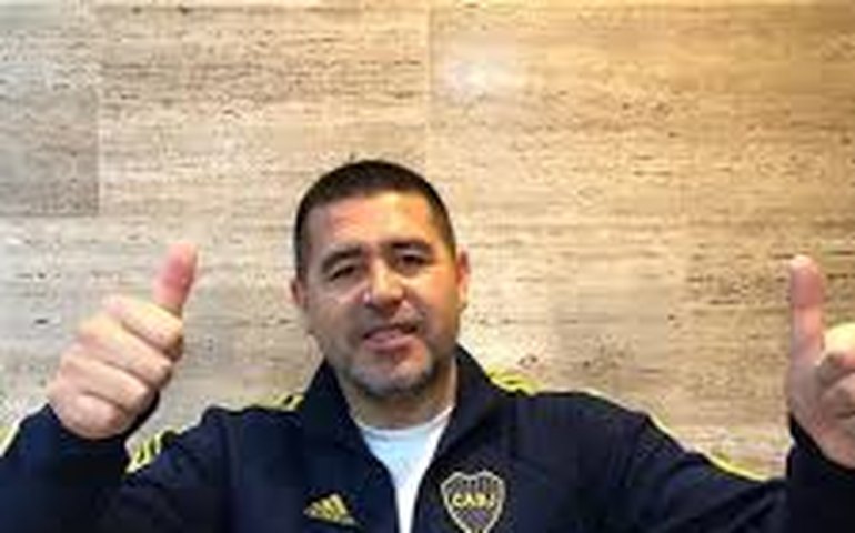 Riquelme separa briga de torcedores na arquibancada em partida do Boca Juniors