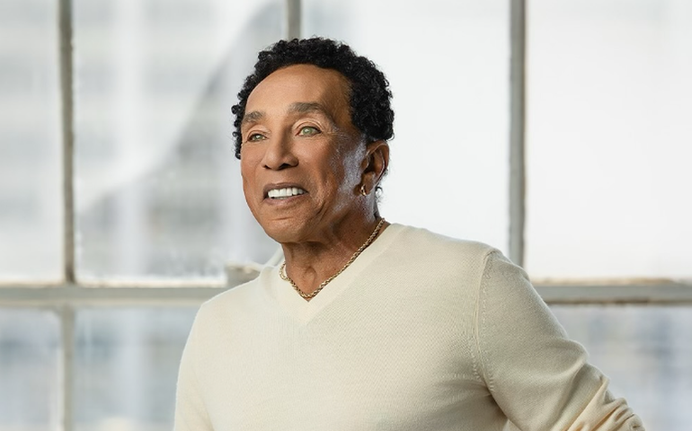 Cantor Smokey Robinson é acusado de estupro por ex-funcionárias