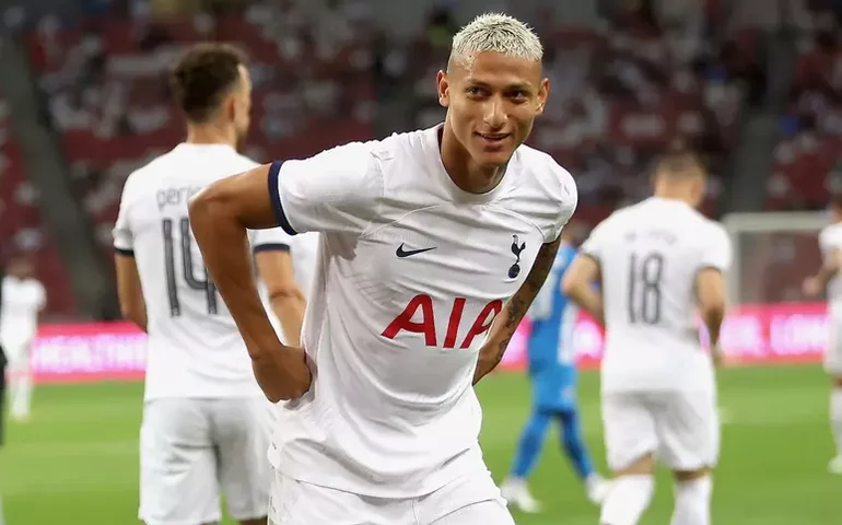 Richarlison faz três gols e Tottenham goleia time de Cingapura