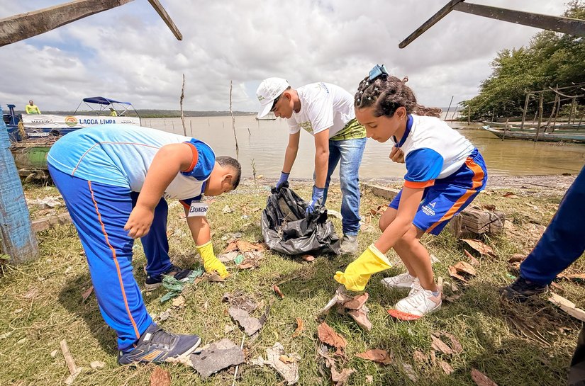 Autarquia de Limpeza Urbana realiza mutirão de limpeza na Lagoa Mundaú