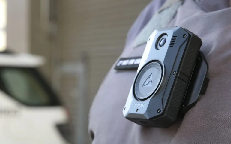 Câmeras corporais revelam PMs combinando versão após morte de empresário na Pavuna