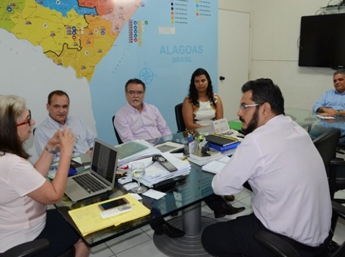 Sesau discute parceria com os Correios para agilizar serviços