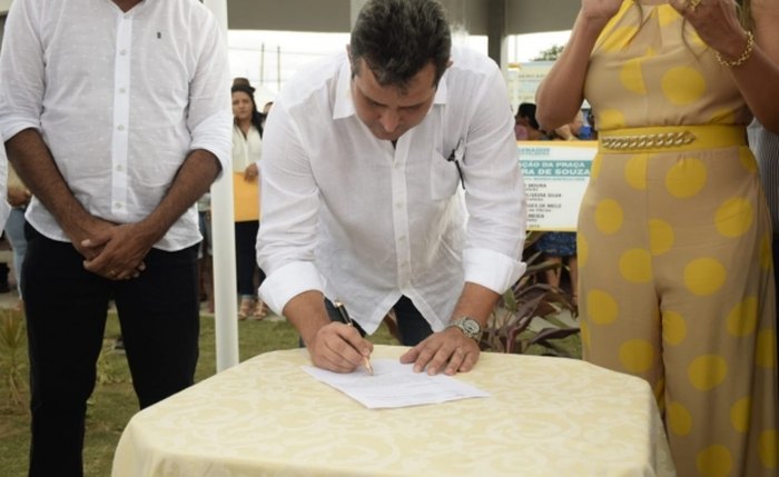Secretário de Estado da Infraestrutura, Maurício Quintella, assinou a liberação de recursos do fundo estadual para retomar as obras de 40 unidades habitacionais nesta sexta (17)