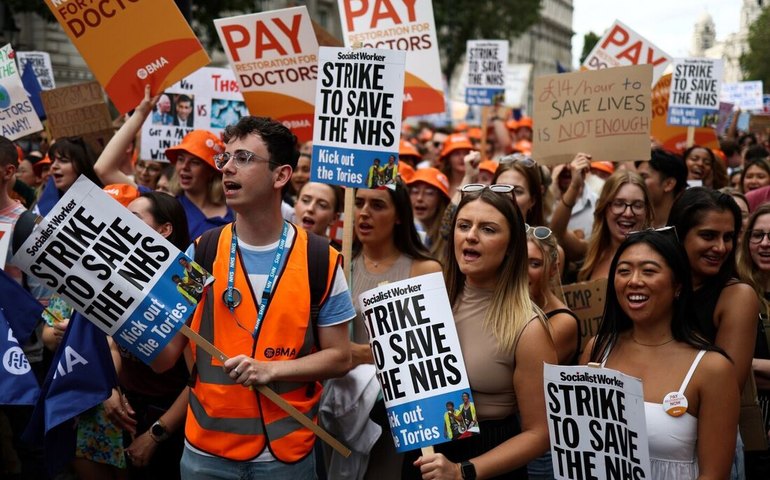 Médicos iniciam a mais longa greve do sistema público de saúde na Inglaterra