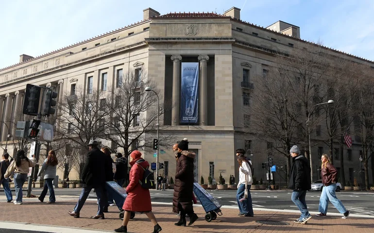 Renúncias e demissões dizimaram o FBI e o Departamento de Justiça, que estão se esforçando para reconstruir suas equipes